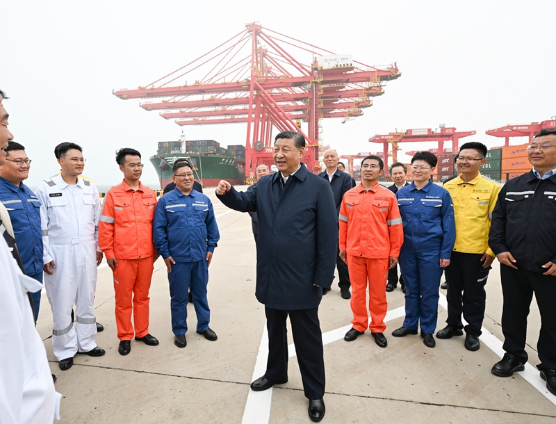 ??5月22日至24日，中共中央總書記、國家主席、中央軍委主席習近平在山東考察。這是22日下午，習近平在日照港親切慰問港口科技工作者、運營人員、航運人員。 
